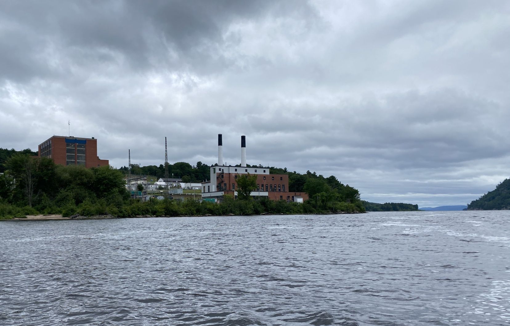 L’usine nucléaire de Chalk River borde la rivière des Outaouais.