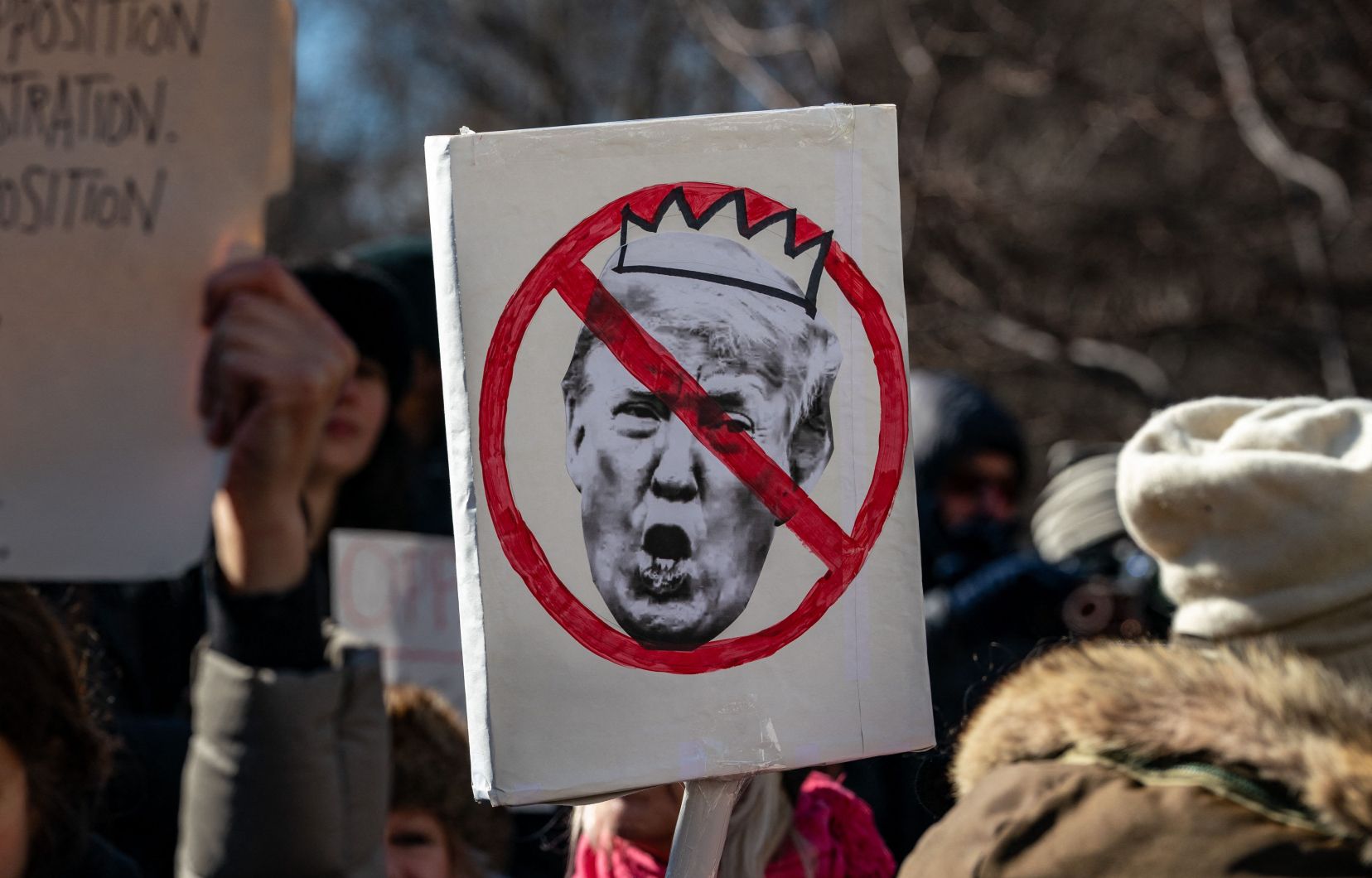 Donald Trump a une fois de plus créé la controverse cette semaine en se comparant à un «roi» sur son réseau social Truth. Il s’y vantait d’avoir ordonné la fin d’une tarification imposée aux automobilistes sur l’île de Manhattan.