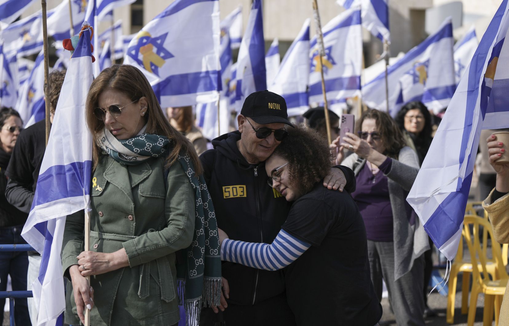 Des Israéliens réagissent avec tristesse lors de la remise des corps d’otages détenus par le Hamas à la Croix-Rouge