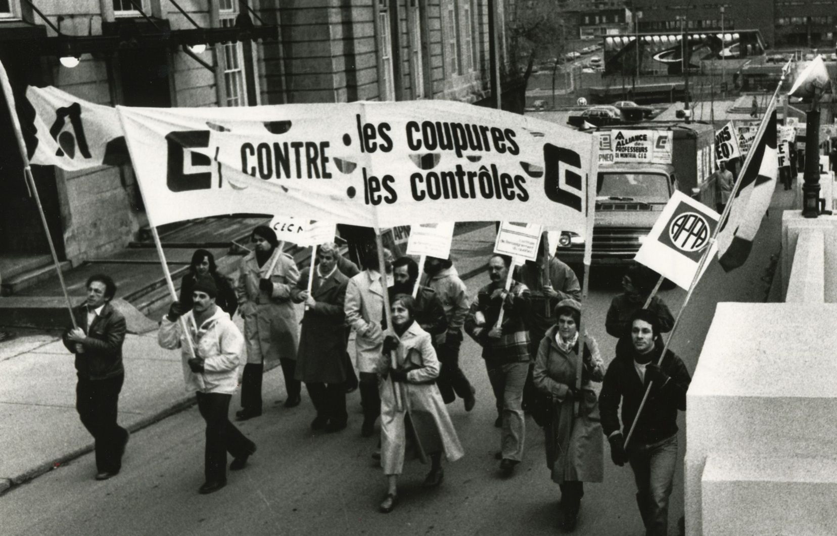 Une manifestation pour dénoncer les coupes budgétaires en éducation des adultes, en 1988, à Montréal.