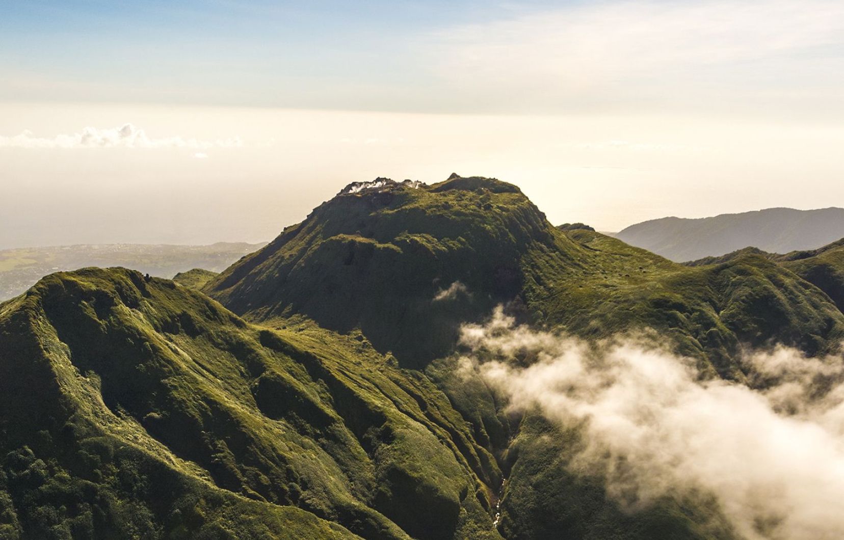 Avec ses 1467 m de haut, le massif de la Soufrière est le point culminant des Petites Antilles.