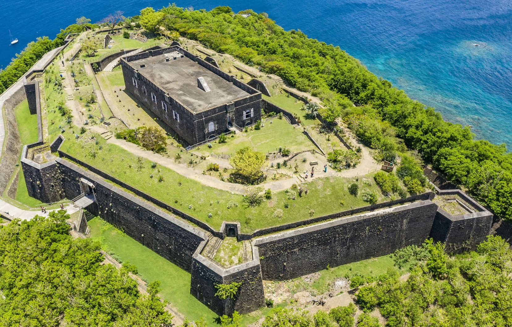 Les forts, très bien conservés, ont joué un rôle important lors de la guerre entre la France et l’Angleterre au XVIIe siècle. Ici, le fort Napoléon des Saintes.