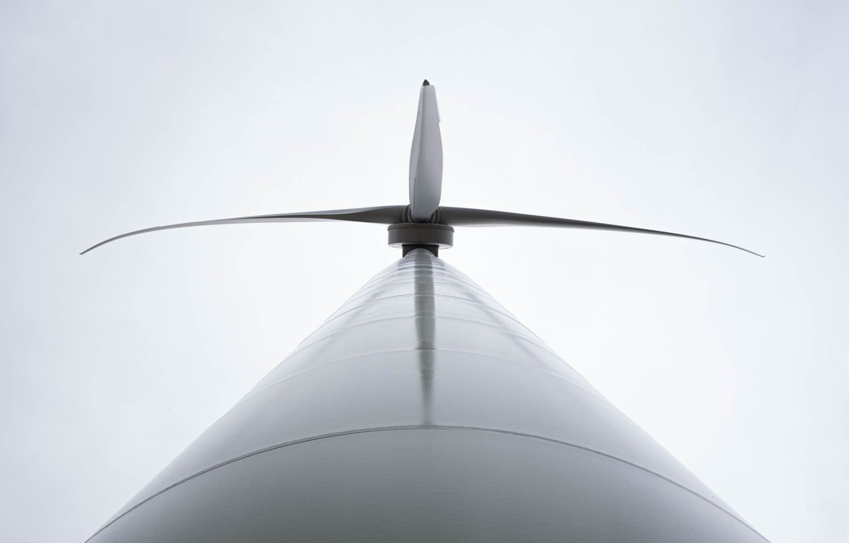 Une éolienne de 120 mètres de haut arbore des hélices de 65m de long et se fond dans le décor en Montérégie.
