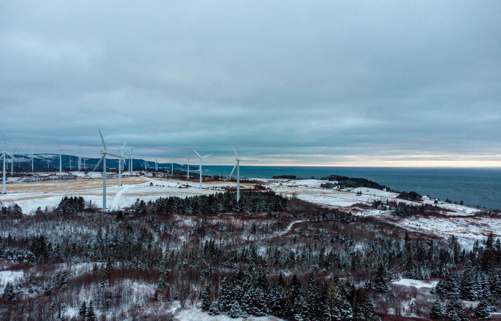 Champ d’éoliennes à hélice lors d’une journée d’hiver à Cap-Chat, Québec, Canada.