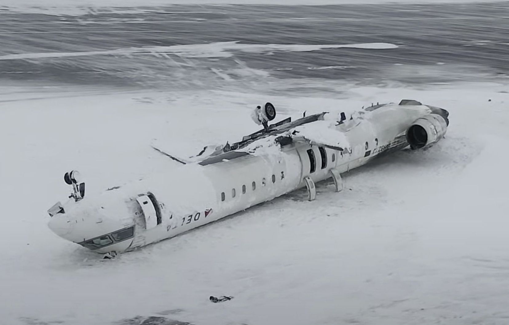 L’épave de l’avion a été transférée dans un hangar alors que le Bureau de la sécurité des transports du Canada continue de mener l’enquête sur la cause de l’accident.