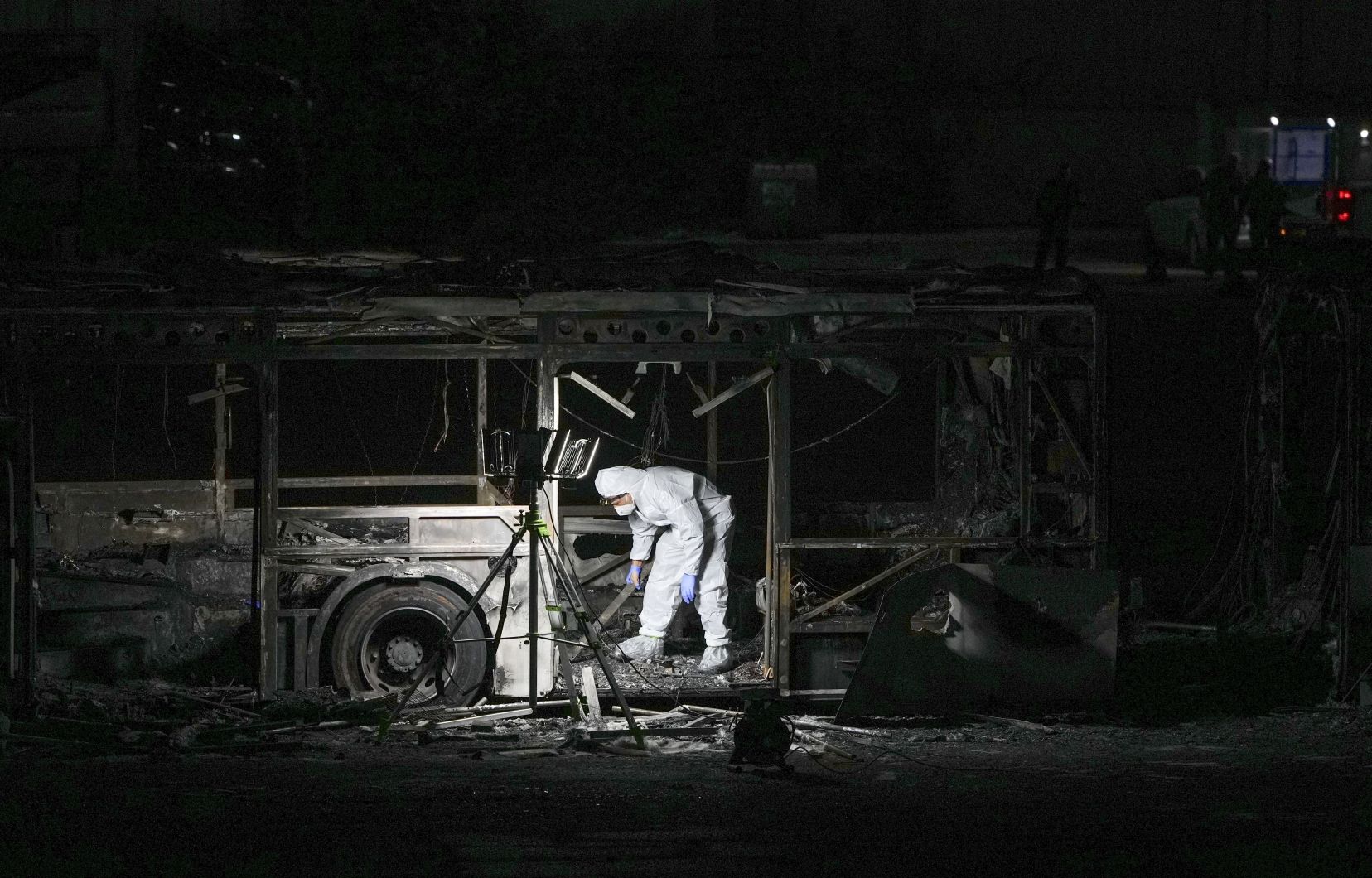 Un officier de police israélien inspectant la scène d’une série d’explosions à Bat Yam, au centre d’Israël, le jeudi 20 février 2025.