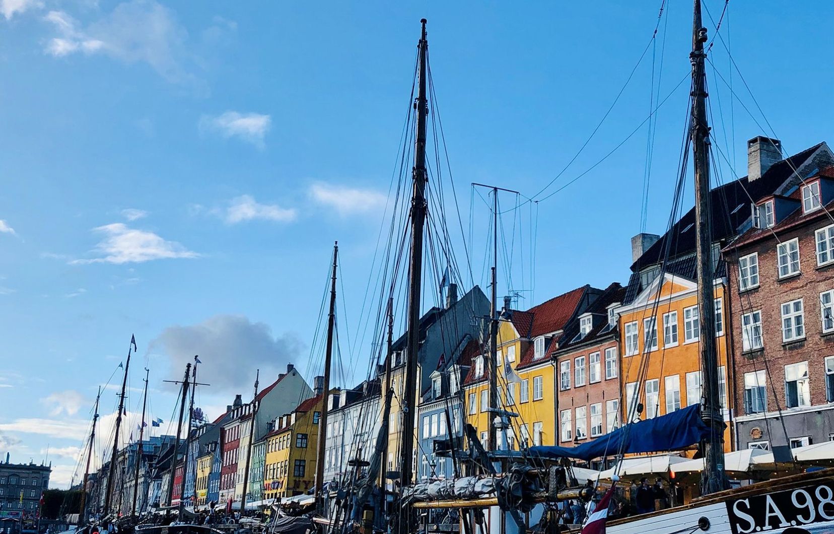 À Copenhague, des bateaux vous transportent dans les canaux fluviaux qui traversent la ville.