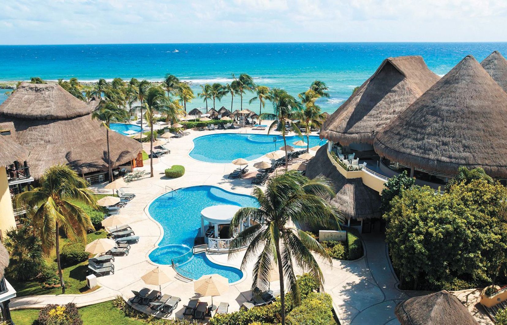 Adossé à la mer des Caraïbes, le Catalonia Riviera Maya vous attend dans son décor de rêve pour des vacances inoubliables.