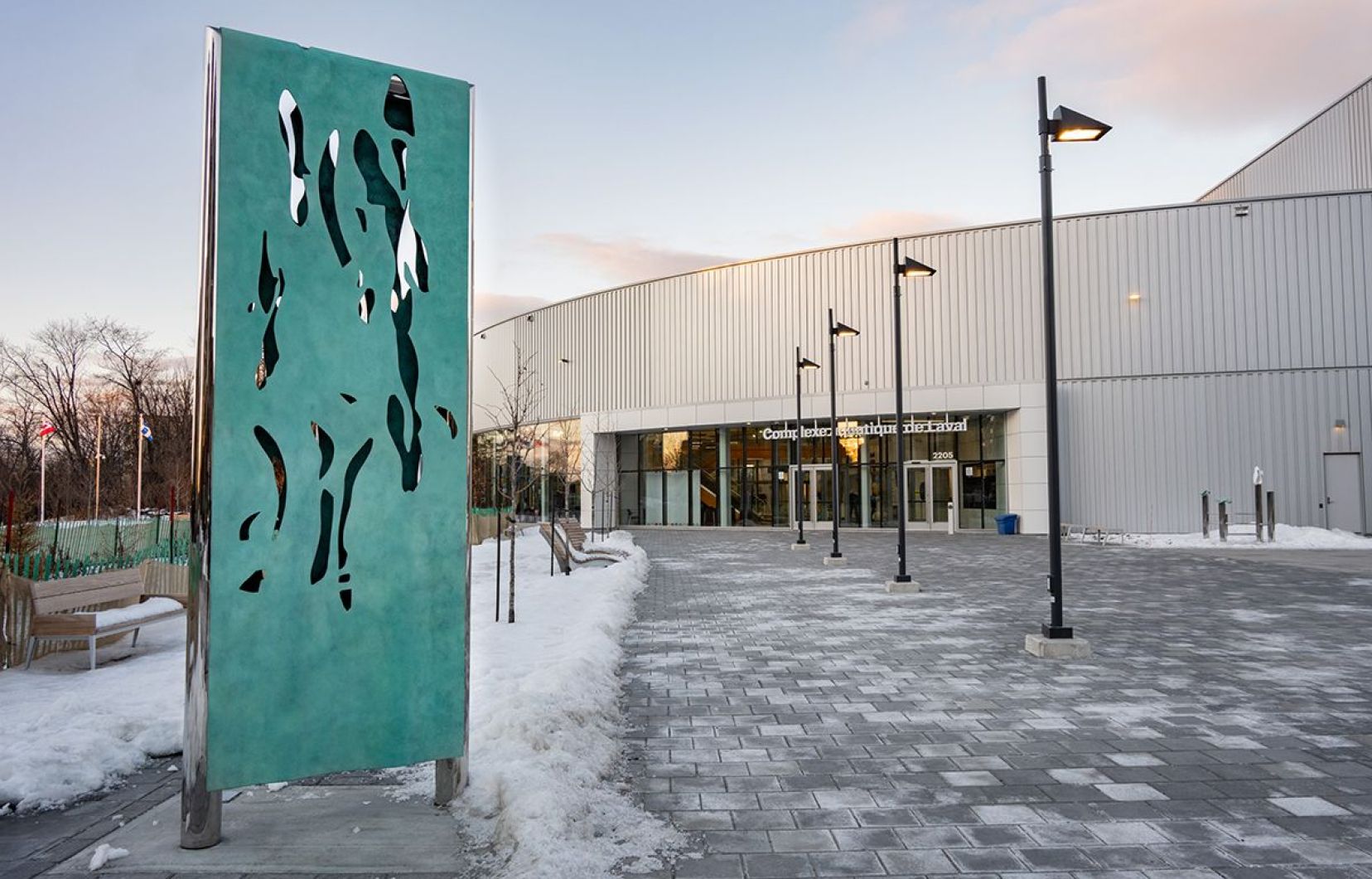 L’oeuvre Cascade de Marie-Michelle Deschamps qui accueille les visiteurs sur le parvis du Complexe aquatique de Laval.