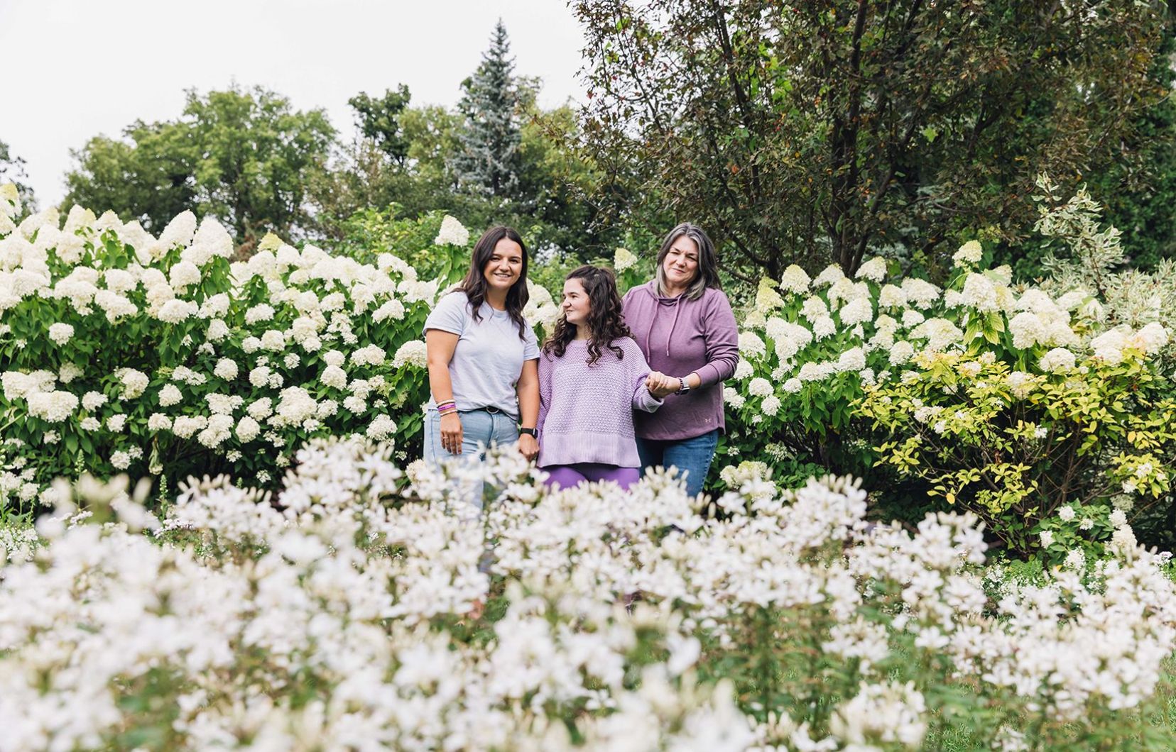 Ema Guimond (au centre) avec sa soeur aînée, Mackenzie (à gauche) et sa mère, Trish (à droite).