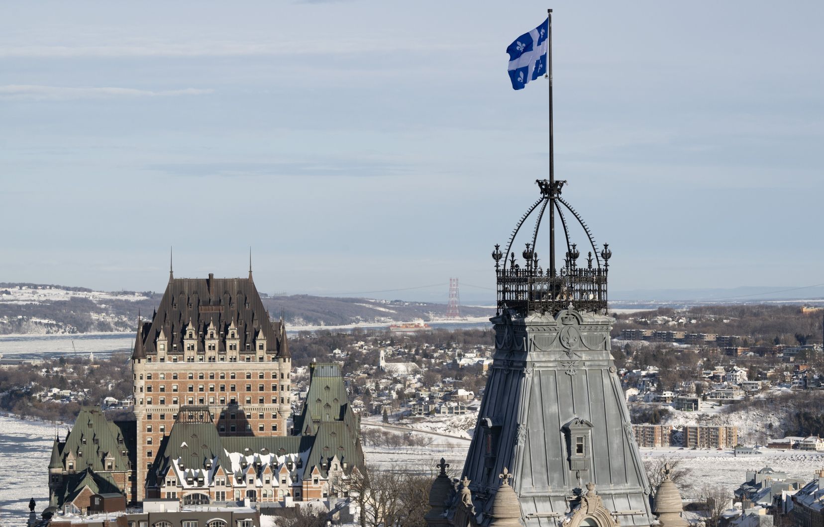 L’Assemblée nationale du Québec, en avant-plan, et le Château Frontenac, en arrière-plan