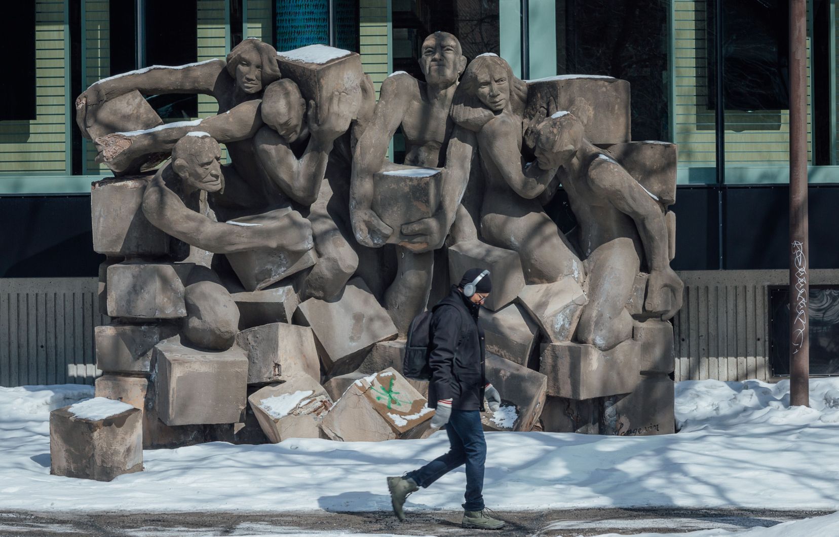 L’oeuvre intitulée «Les travailleuses et travailleurs», devant le siège social de la CSN, à Montréal.
