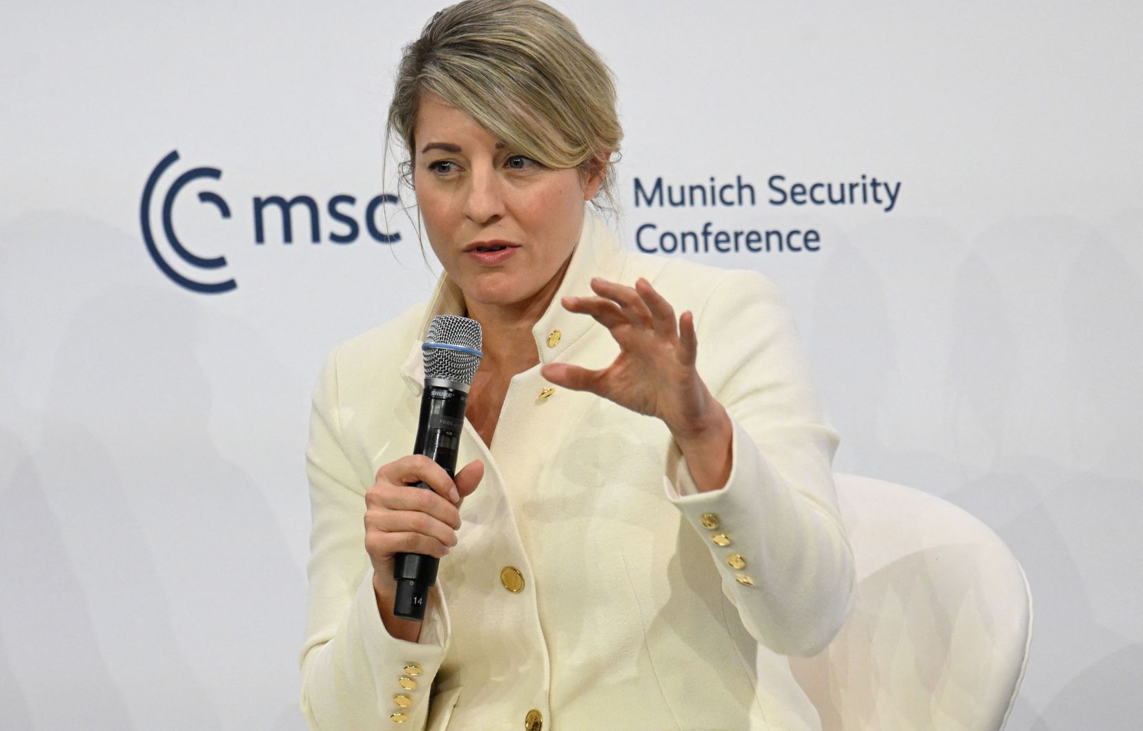 Mélanie Joly termine une série de visites en France, en Allemagne et en Belgique qui, selon elle, ont été axées sur la sauvegarde des emplois canadiens et le renforcement de la défense du Canada.