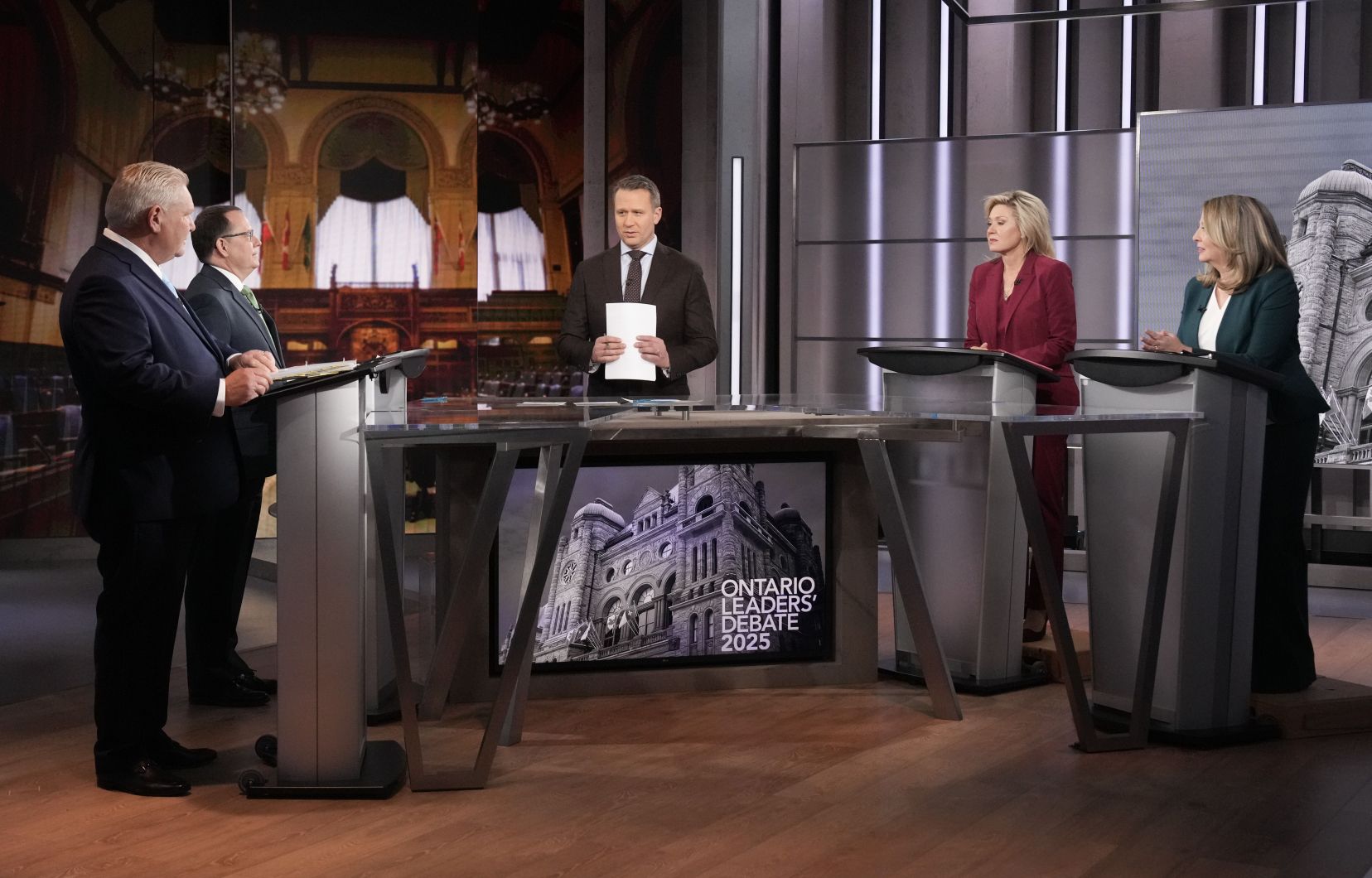Le chef du Parti progressiste-conservateur Doug Ford, le chef du Parti vert Mike Schreiner, l’animateur du débat David Common, la cheffe du Parti libéral Bonnie Crombie et la cheffe du Nouveau Parti démocratique Marit Stiles