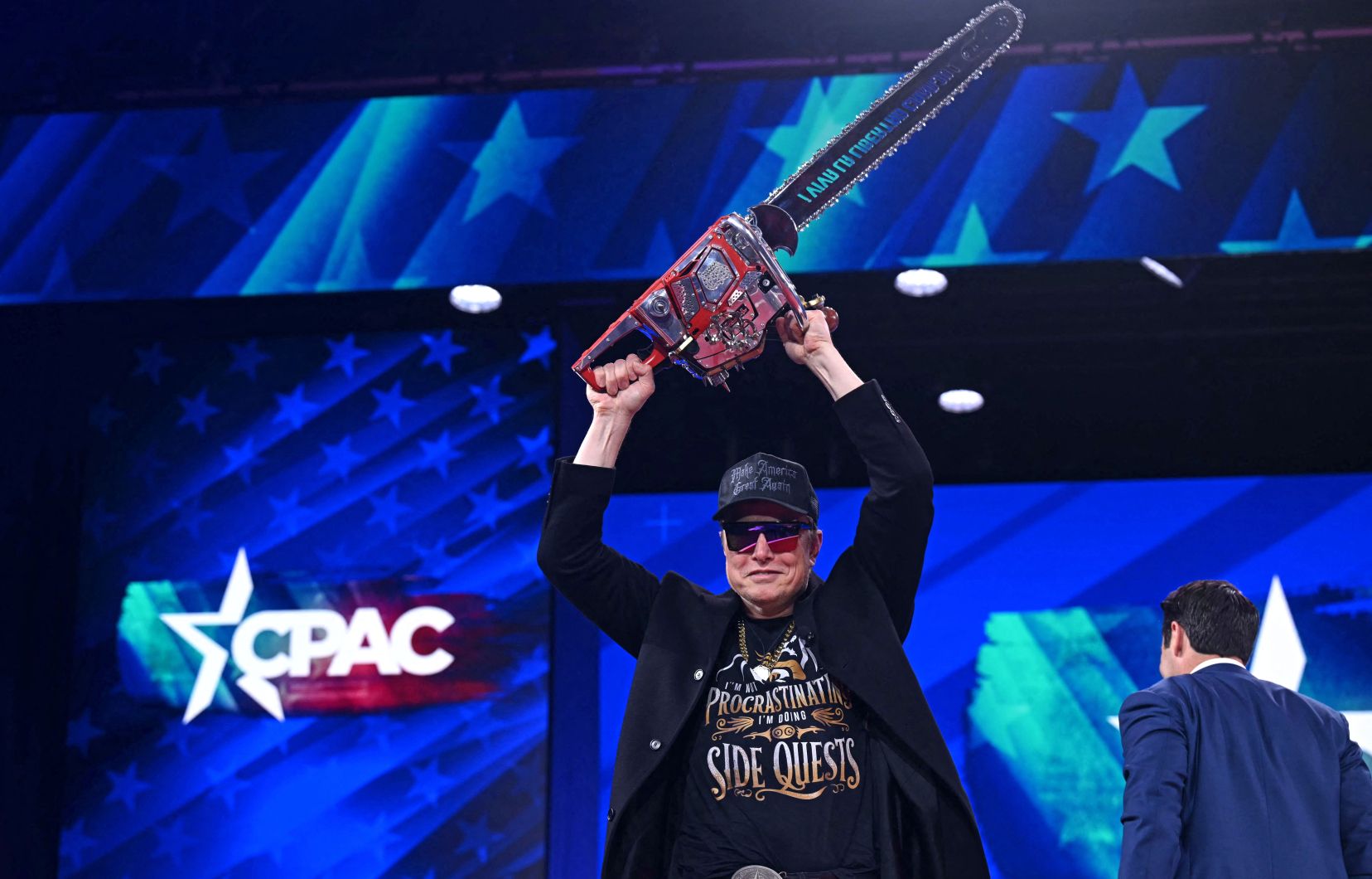 Elon Musk a fait une apparition surprise jeudi à la convention CPAC, la grand-messe des conservateurs américains, lors de laquelle il a brandi une tronçonneuse offerte peu avant par le président argentin Javier Milei.