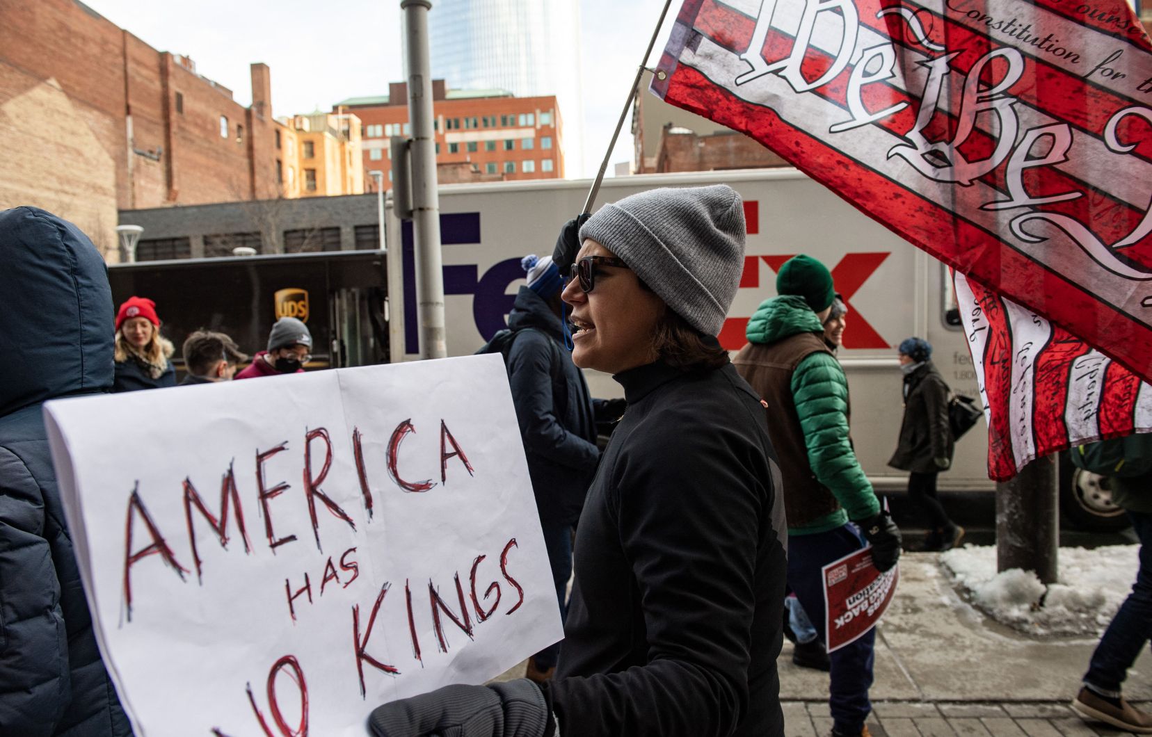 À Boston, cette semaine, des travailleurs fédéraux américains faisaient entendre leur colère contre l’autocratie (et les oligarques) au pouvoir depuis un mois.