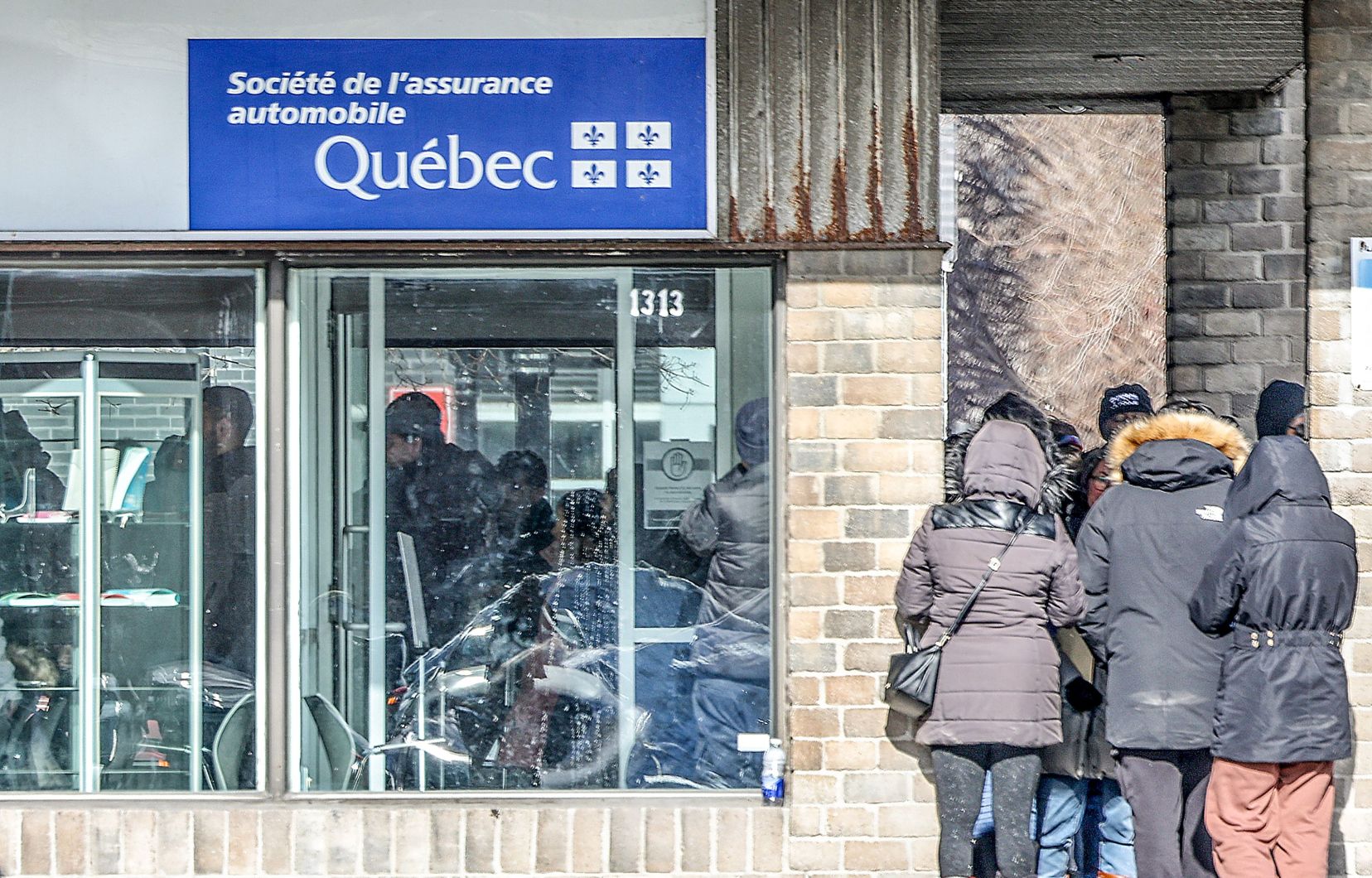 L’implantation de SAAQclic avait provoqué de longues files d’attente dans les bureaux de la SAAQ en février 2023.
