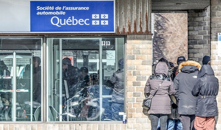 L’implantation de SAAQclic avait provoqué de longues files d’attente dans les bureaux de la SAAQ en février 2023.