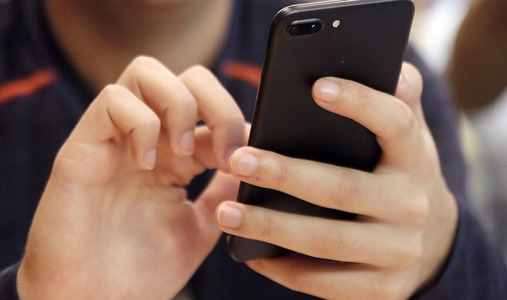 L’objectif d’une majorité numérique vise à protéger les jeunes des effets néfastes des réseaux sociaux en veillant à ce que les grandes plateformes mettent en place une solution lors de leur inscription.