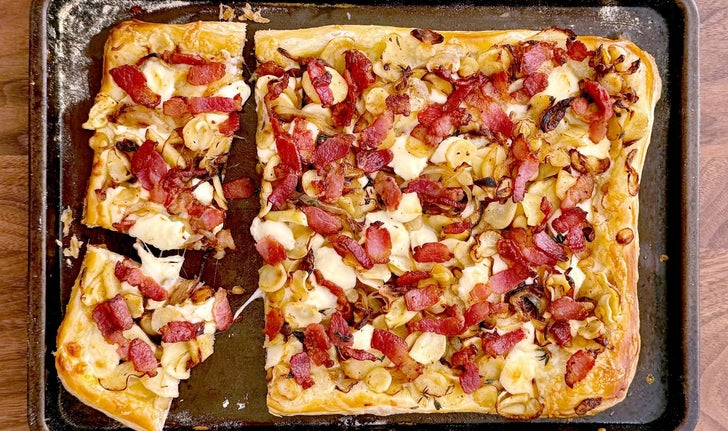 Tarte fine au panais, fromage en grains et bacon