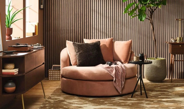 Un fauteuil en velours Mocha Mousse issu d’un partenariat entre Joybird et Pantone