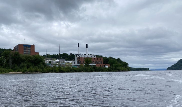 L’usine nucléaire de Chalk River borde la rivière des Outaouais.