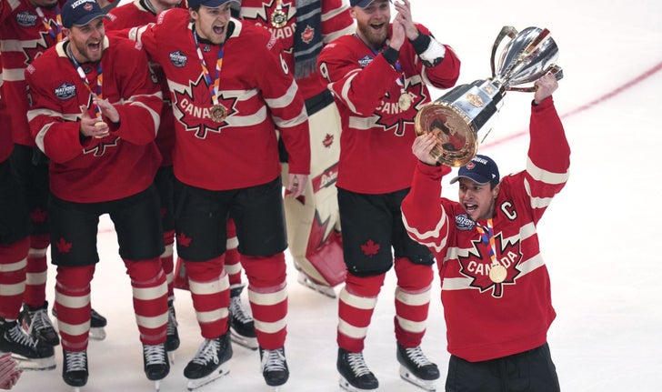 Sidney Crosby soulève le trophée après la victoire du Canada contre les États-Unis, jeudi, lors de la finale de la Confrontation des 4 nations.