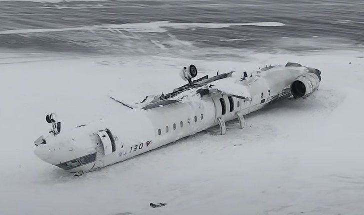 L’épave de l’avion a été transférée dans un hangar alors que le Bureau de la sécurité des transports du Canada continue de mener l’enquête sur la cause de l’accident.