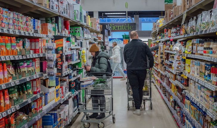 Des clients dans une épicerie de Montréal
