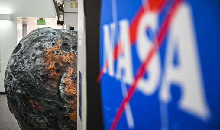 Une maquette d'un astéroïde au Centre spatial Kennedy de la NASA, à Cap Canaveral, en Floride