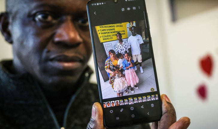 L’infirmier ivoirien Sai Anvo montre une photo sur son téléphone portable de ses cinq enfants et sa conjointe qui vivent à Cap-Chat.