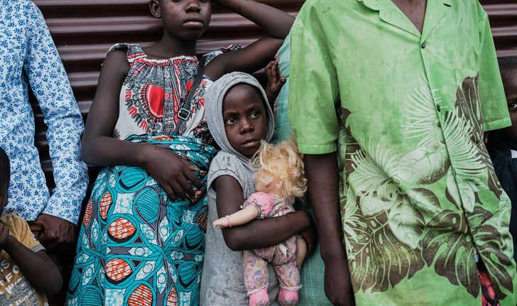 Une famille de réfugiés congolais déplacée par les affrontements en cours dans l’est de la République démocratique du Congo.