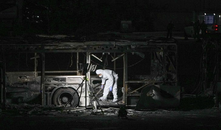 Un officier de police israélien inspectant la scène d’une série d’explosions à Bat Yam, au centre d’Israël, le jeudi 20 février 2025.
