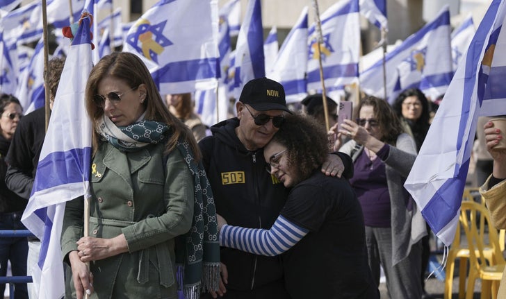 Des Israéliens réagissent avec tristesse lors de la remise des corps d’otages détenus par le Hamas à la Croix-Rouge