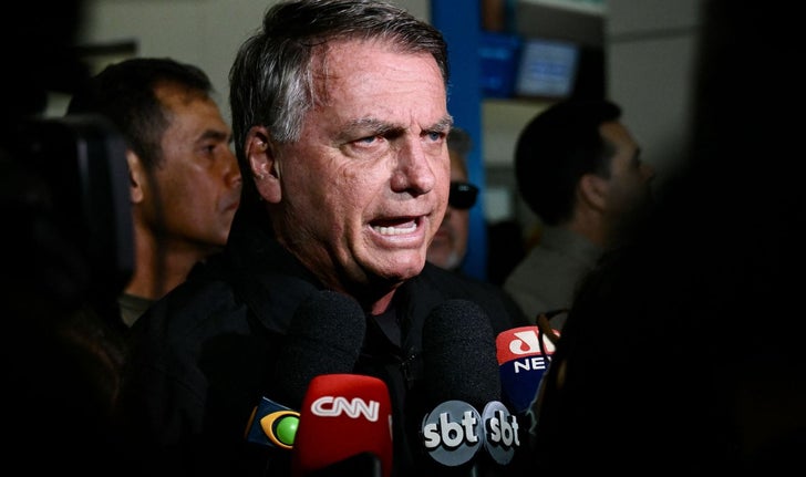 L’ancien président brésilien Jair Bolsonaro s’adresse aux médias le 18 janvier 2025.